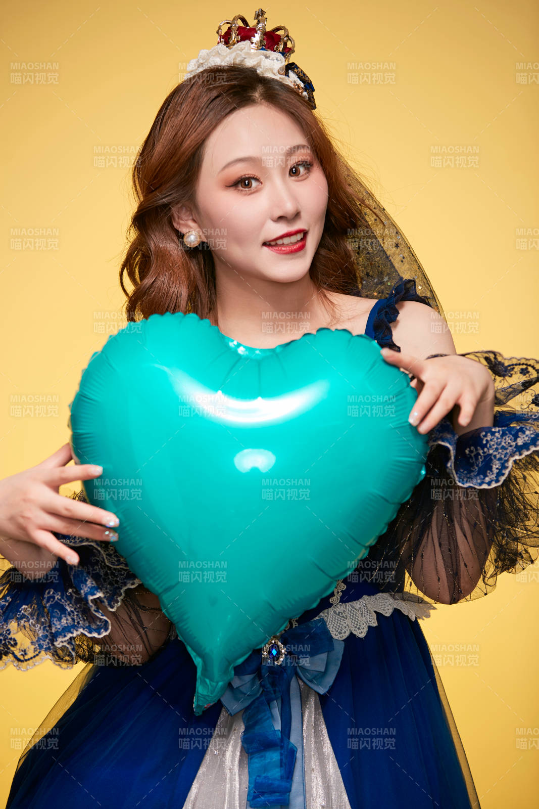 黃色背景下穿著歐式宮廷晚裝慶祝生日的少女