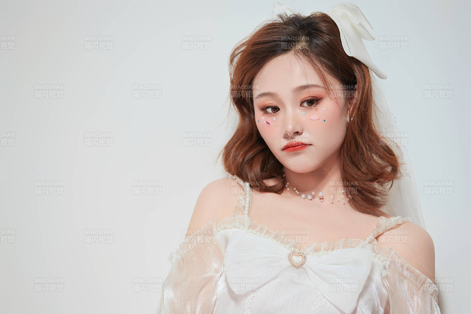 穿著公主裙手拿氣球慶祝生日的亞洲女性