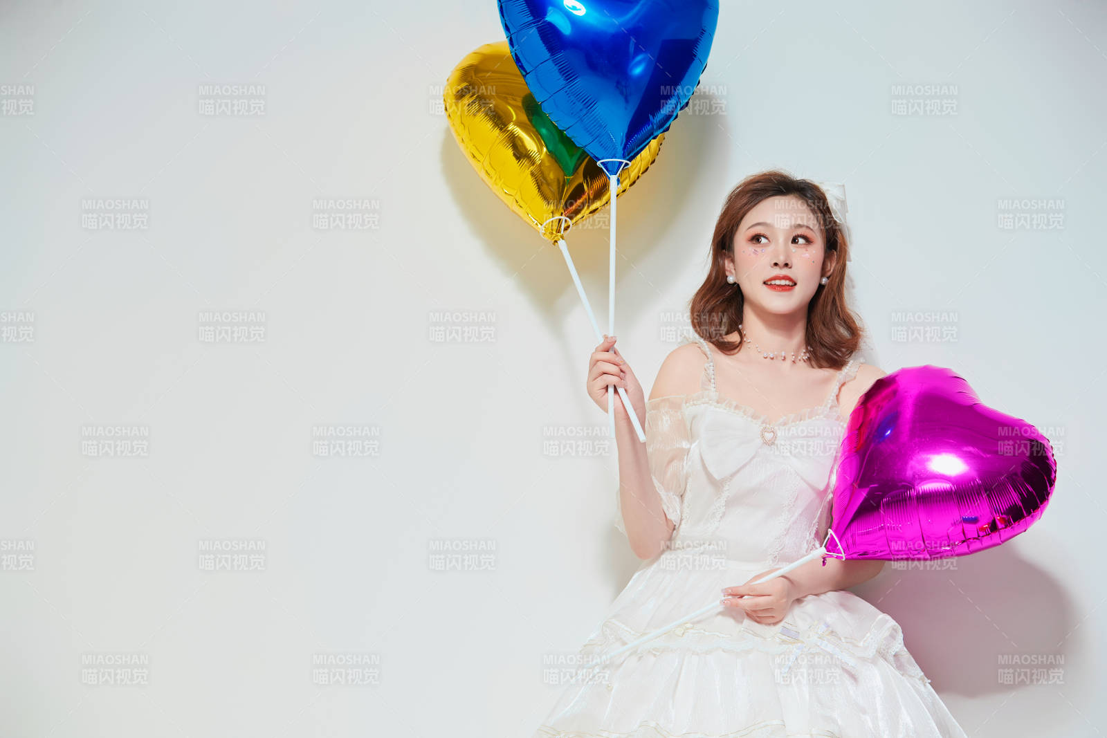 穿著公主裙手拿氣球慶祝生日的亞洲女性