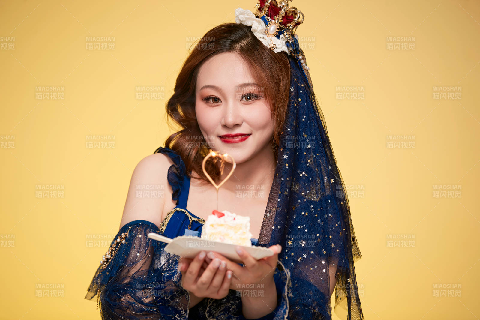 黃色背景下穿著歐式宮廷晚裝慶祝生日的少女