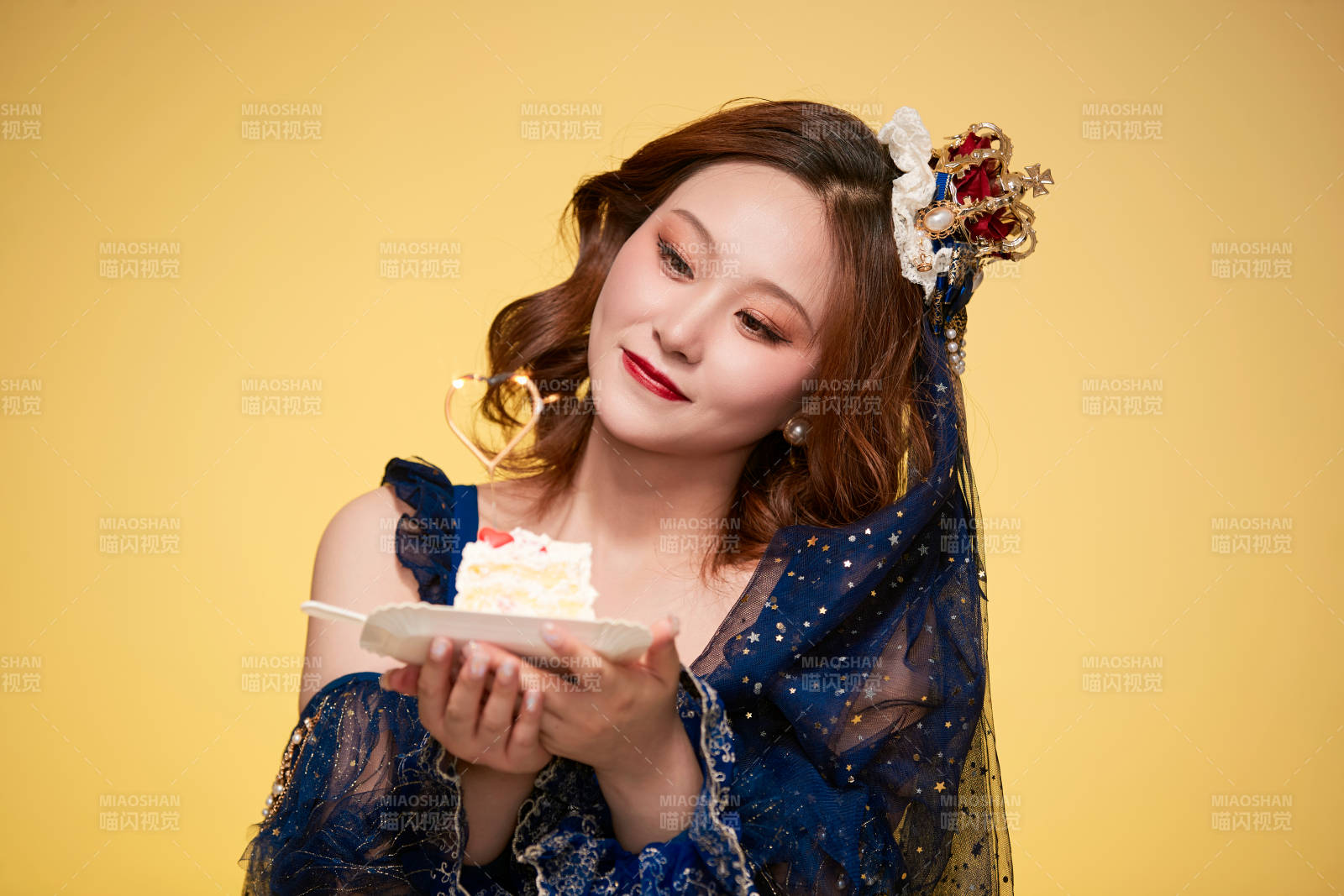黃色背景下穿著歐式宮廷晚裝慶祝生日的少女
