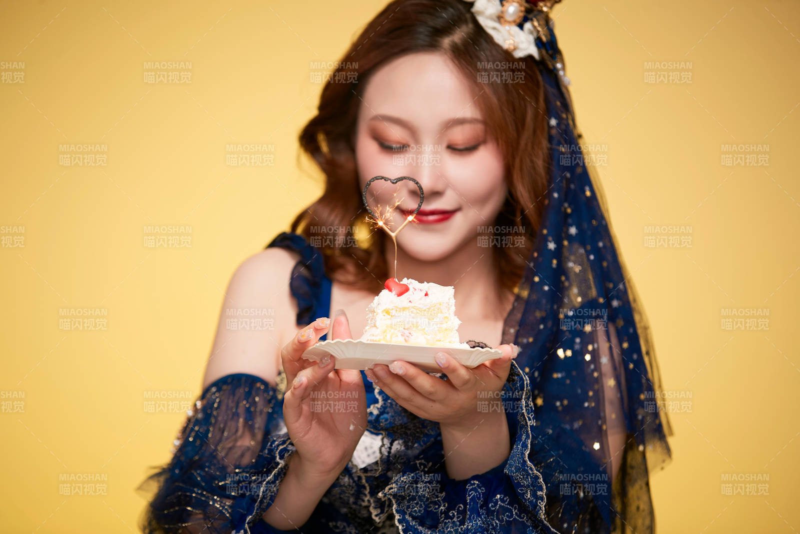 黃色背景下穿著歐式宮廷晚裝慶祝生日的少女