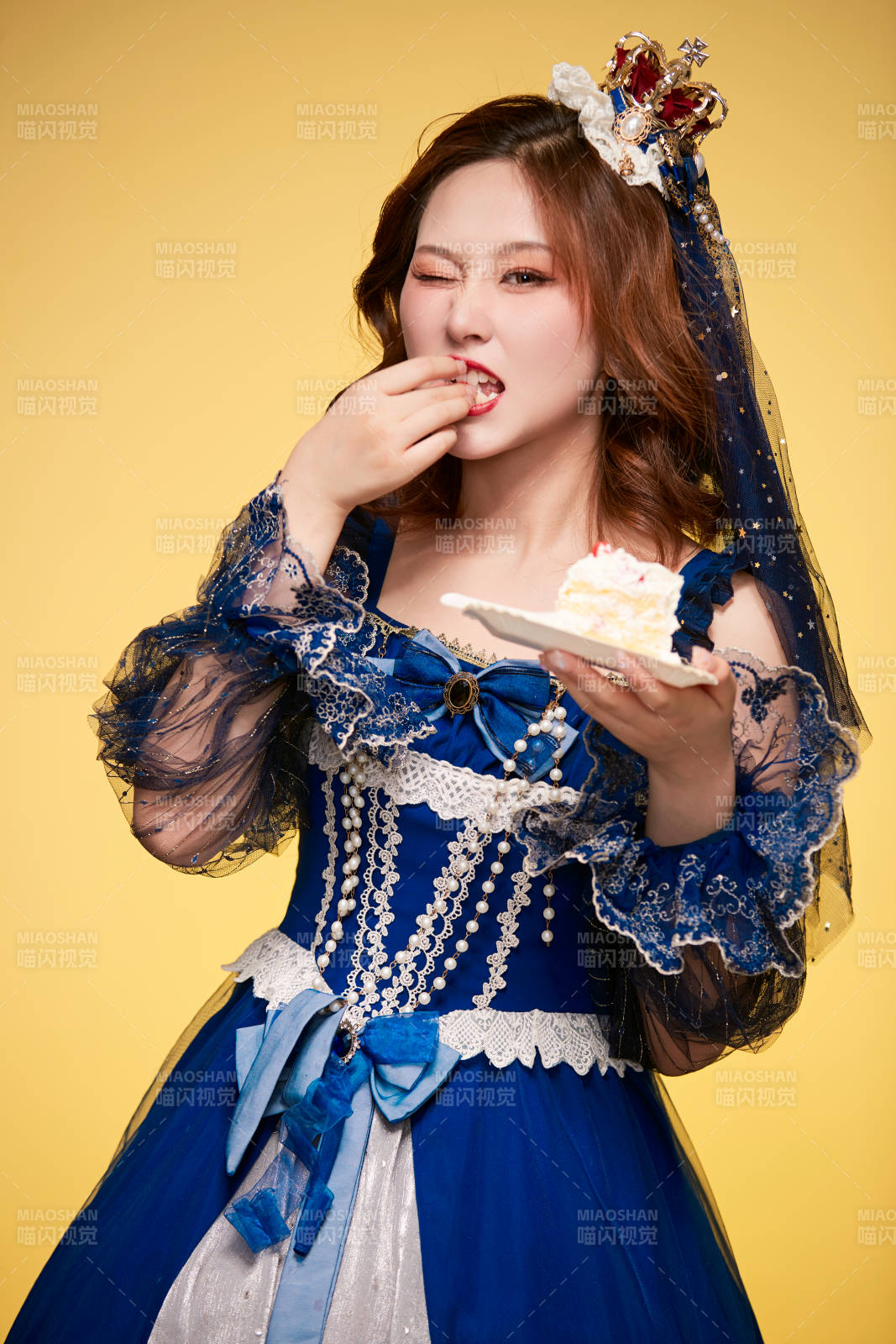 黃色背景下穿著歐式宮廷晚裝慶祝生日的少女