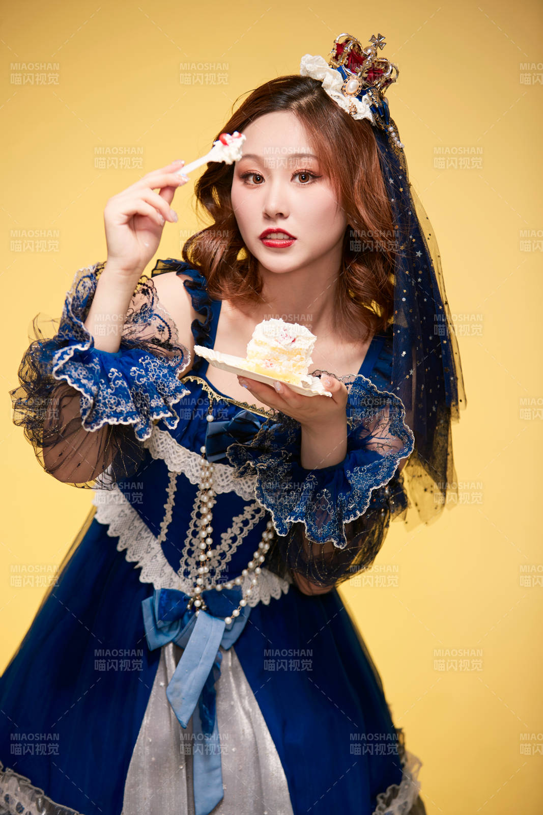 黃色背景下穿著歐式宮廷晚裝慶祝生日的少女