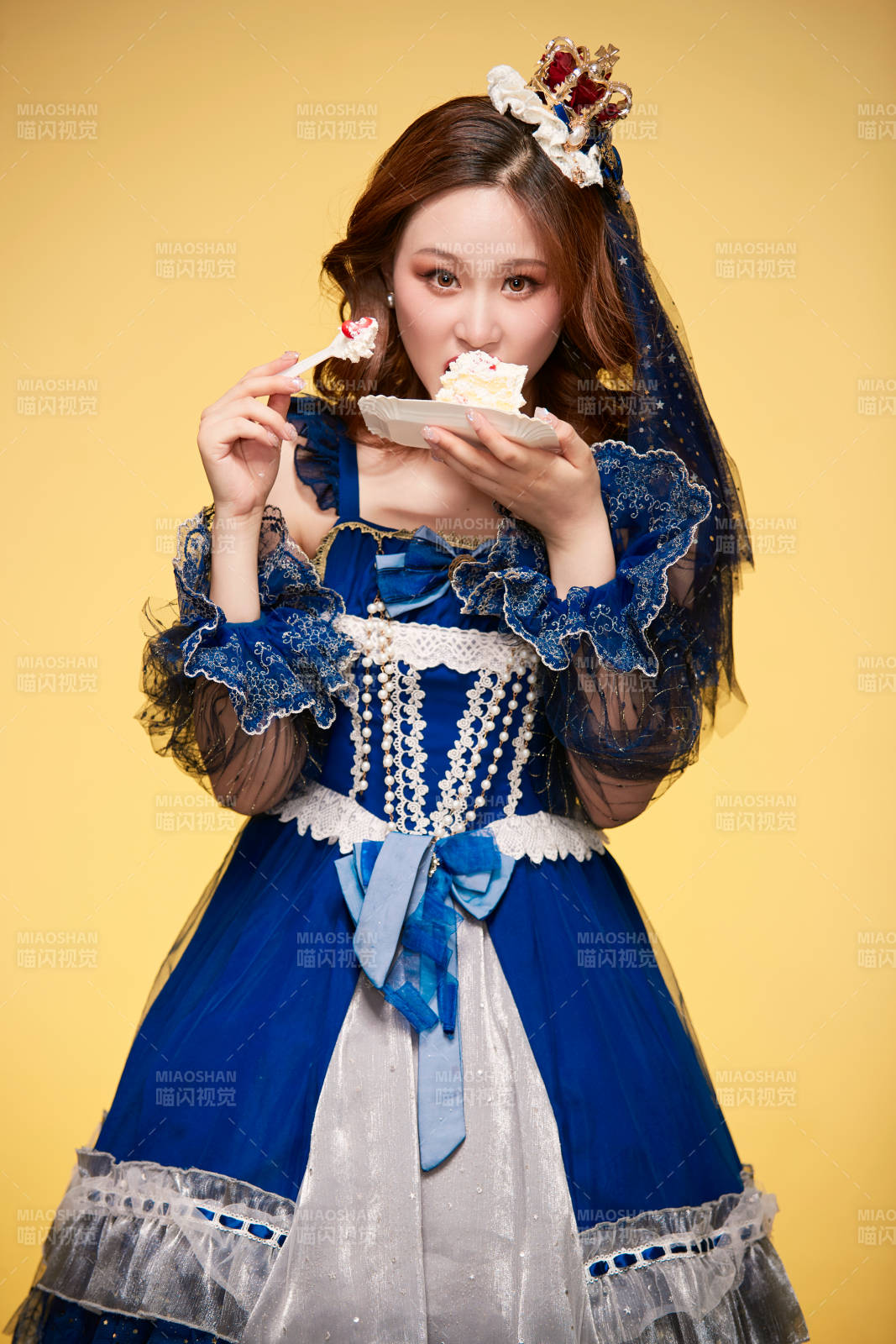 黃色背景下穿著歐式宮廷晚裝慶祝生日的少女