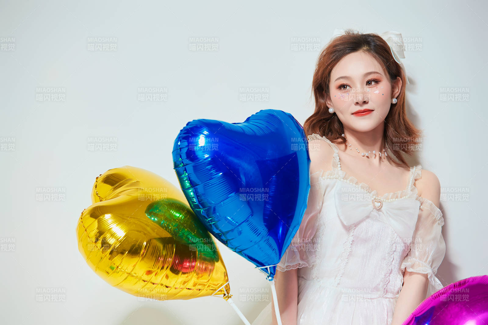 穿著公主裙手拿氣球慶祝生日的亞洲女性