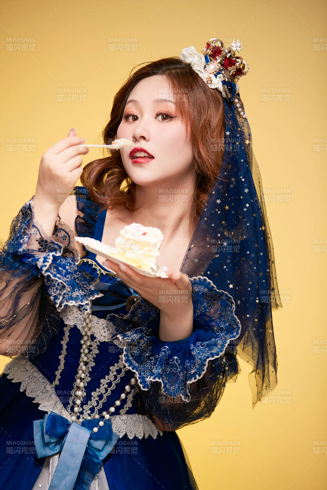 黃色背景下穿著歐式宮廷晚裝慶祝生日的少女