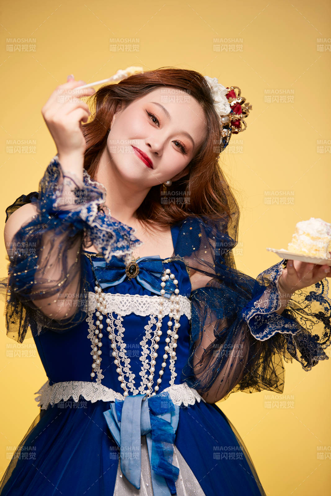 黃色背景下穿著歐式宮廷晚裝慶祝生日的少女