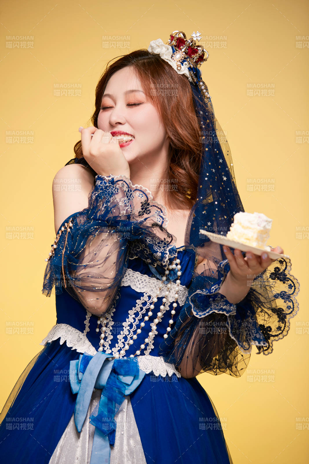 黃色背景下穿著歐式宮廷晚裝慶祝生日的少女