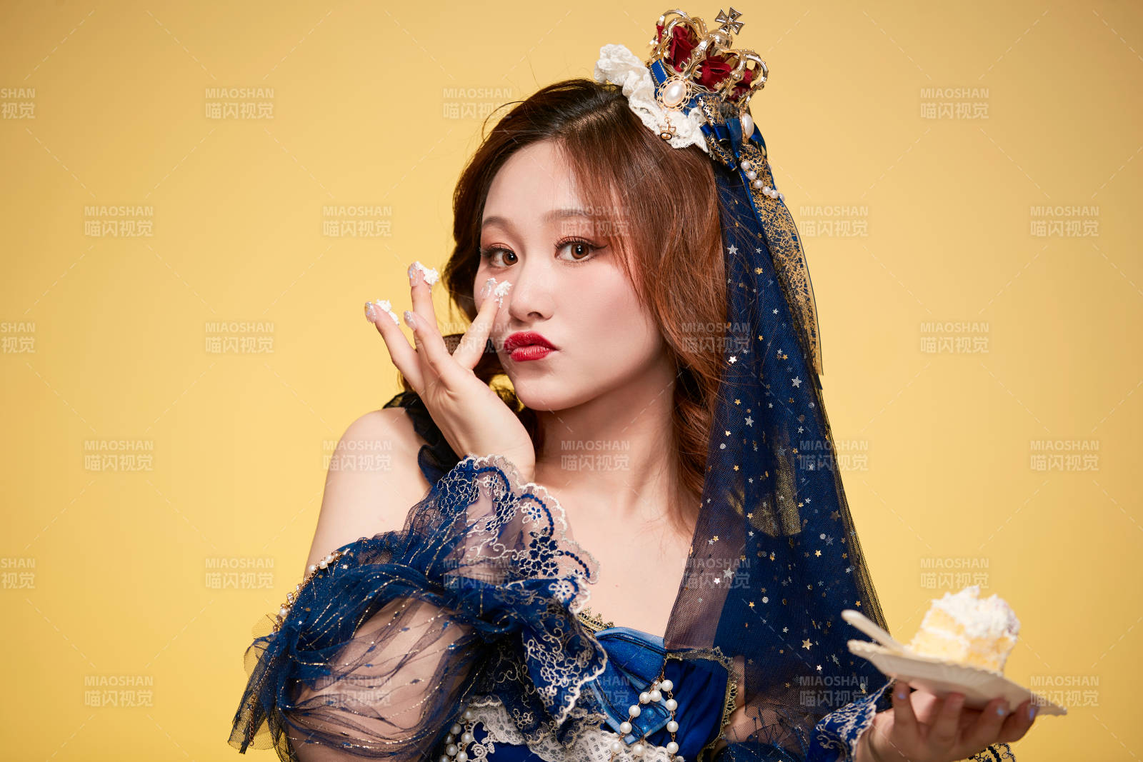 黃色背景下穿著歐式宮廷晚裝慶祝生日的少女