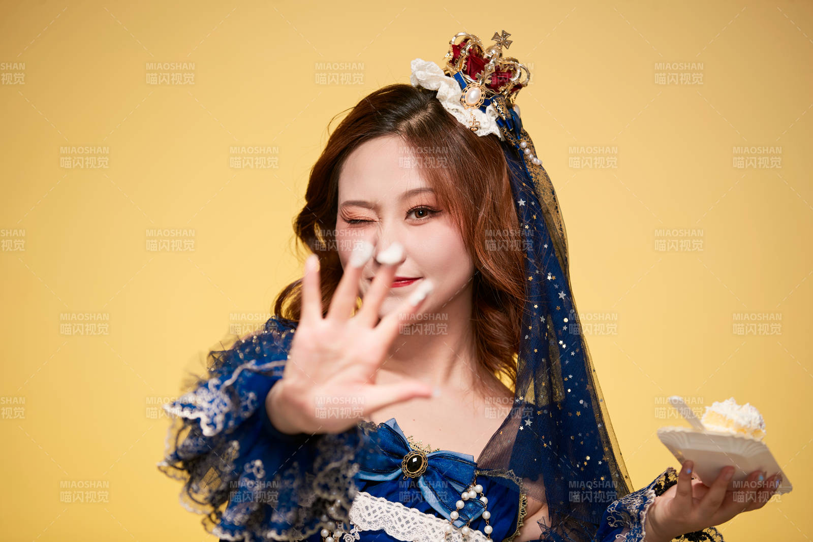 黃色背景下穿著歐式宮廷晚裝慶祝生日的少女