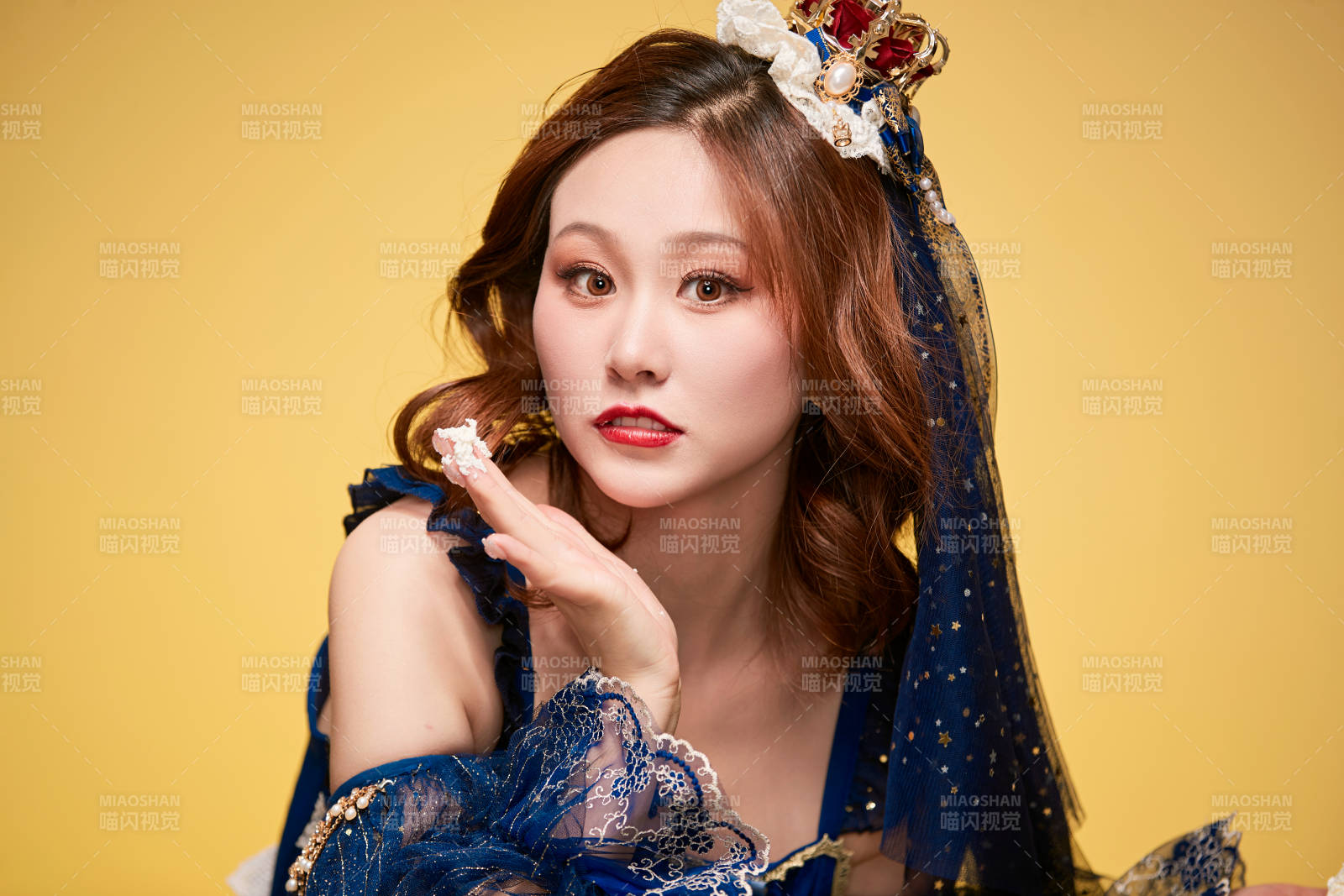 黃色背景下穿著歐式宮廷晚裝慶祝生日的少女