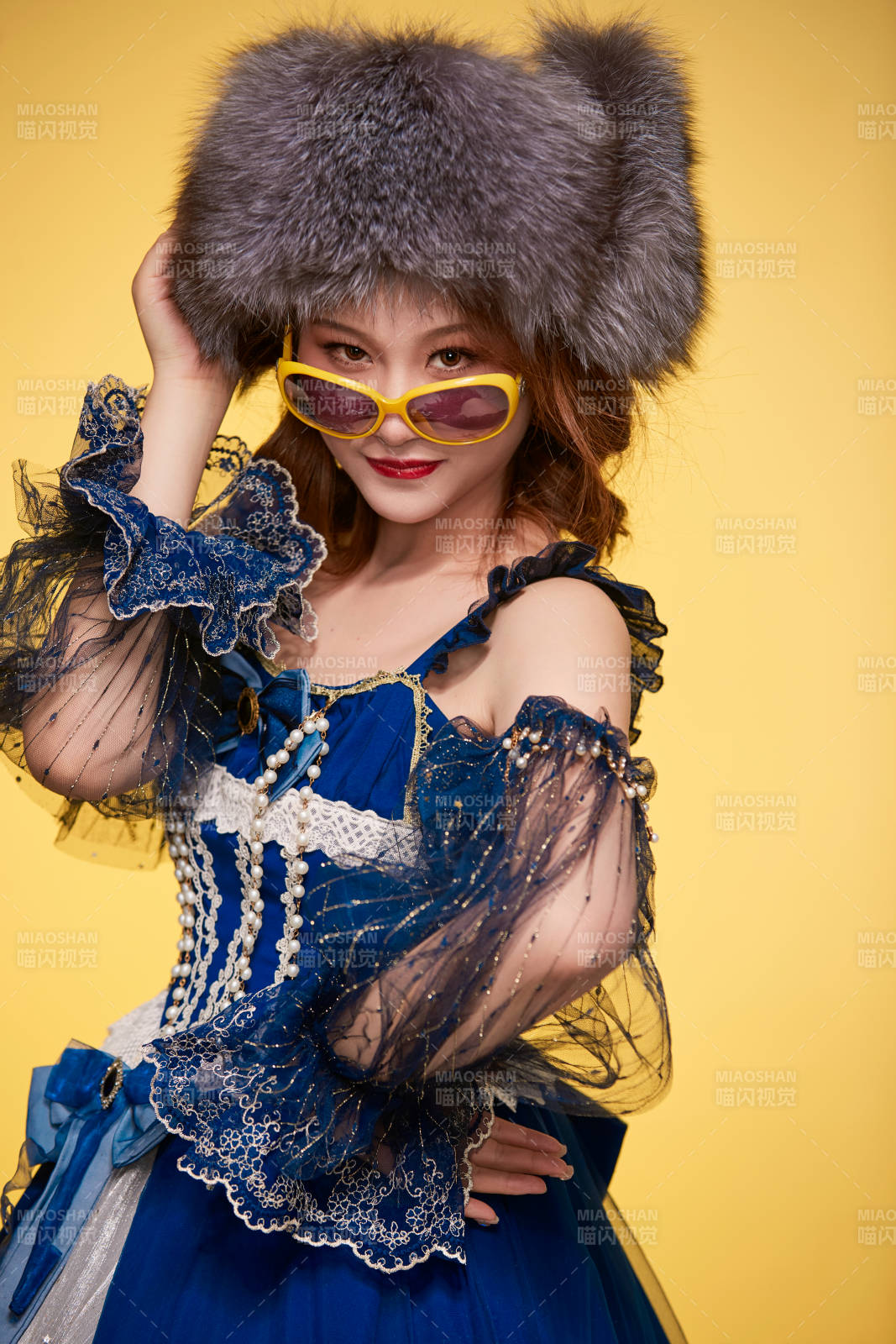 頭戴皮草帽穿著歐式宮廷晚裝慶祝生日的少女