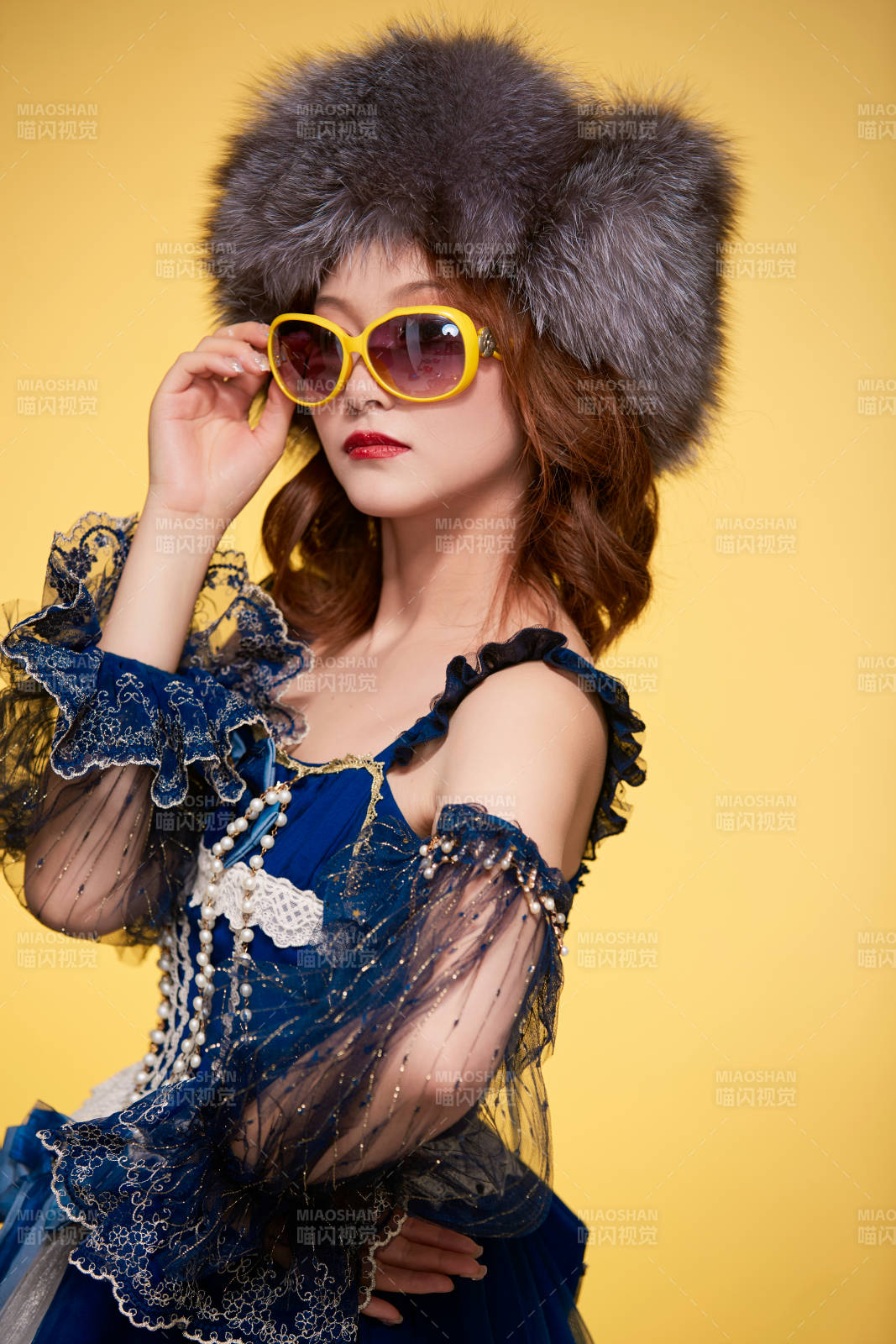 頭戴皮草帽穿著歐式宮廷晚裝慶祝生日的少女