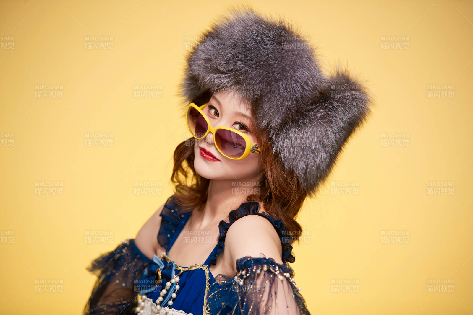 頭戴皮草帽穿著歐式宮廷晚裝慶祝生日的少女