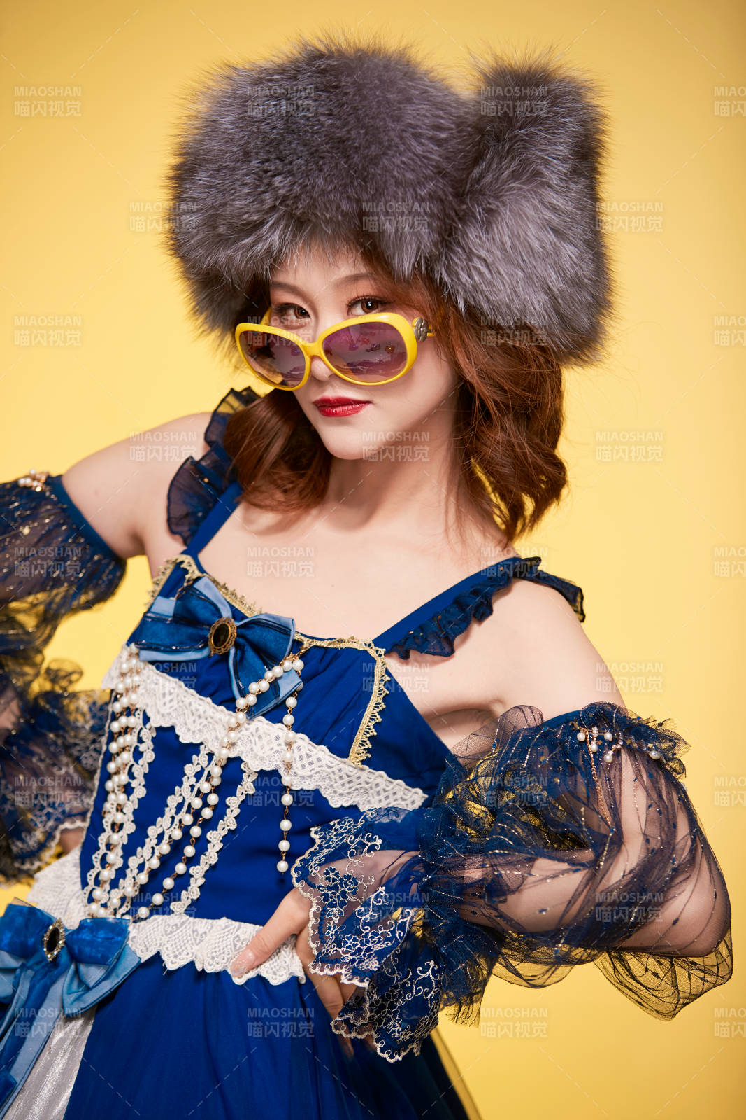 頭戴皮草帽穿著歐式宮廷晚裝慶祝生日的少女