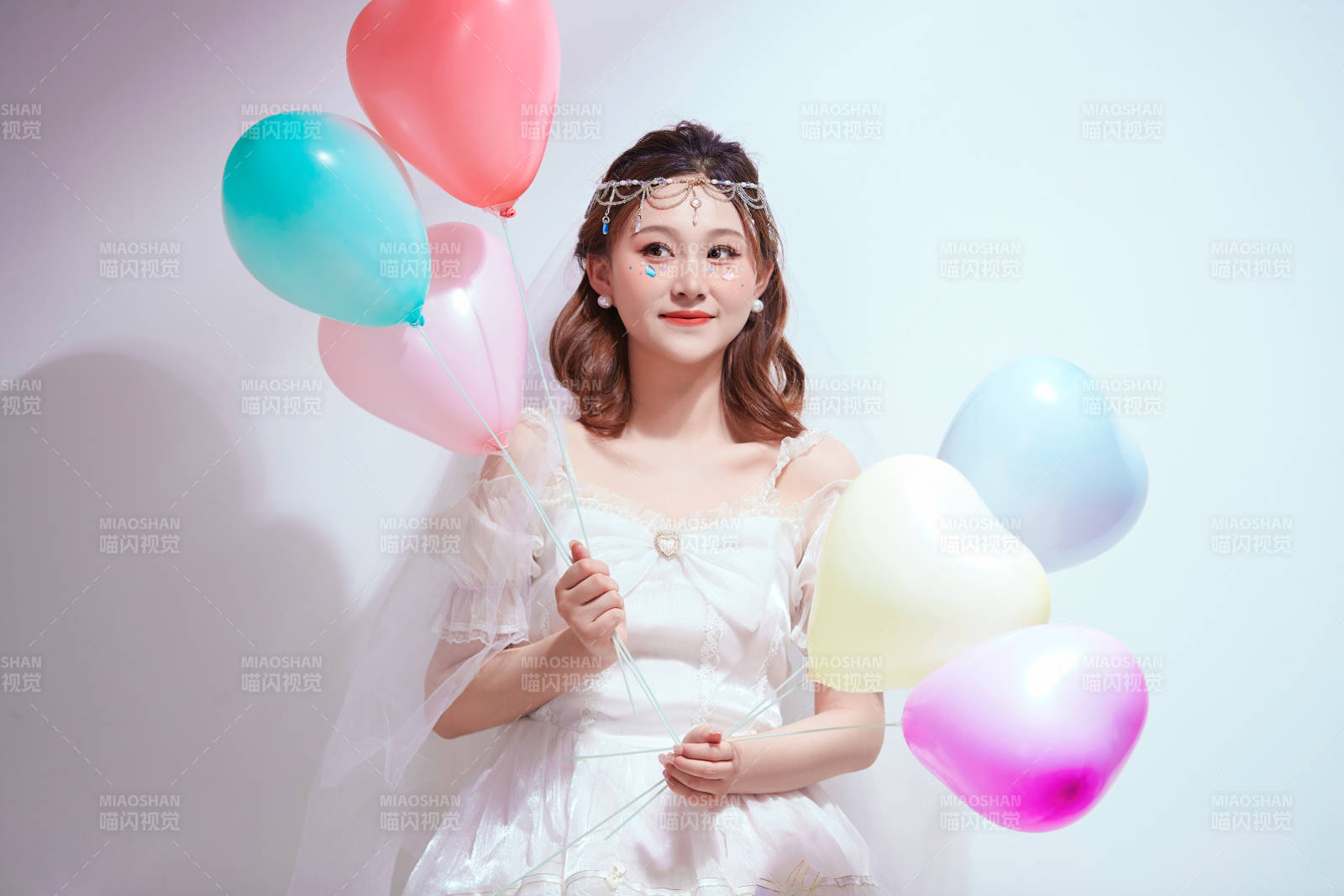 穿著公主裙手拿氣球慶祝生日的亞洲女性