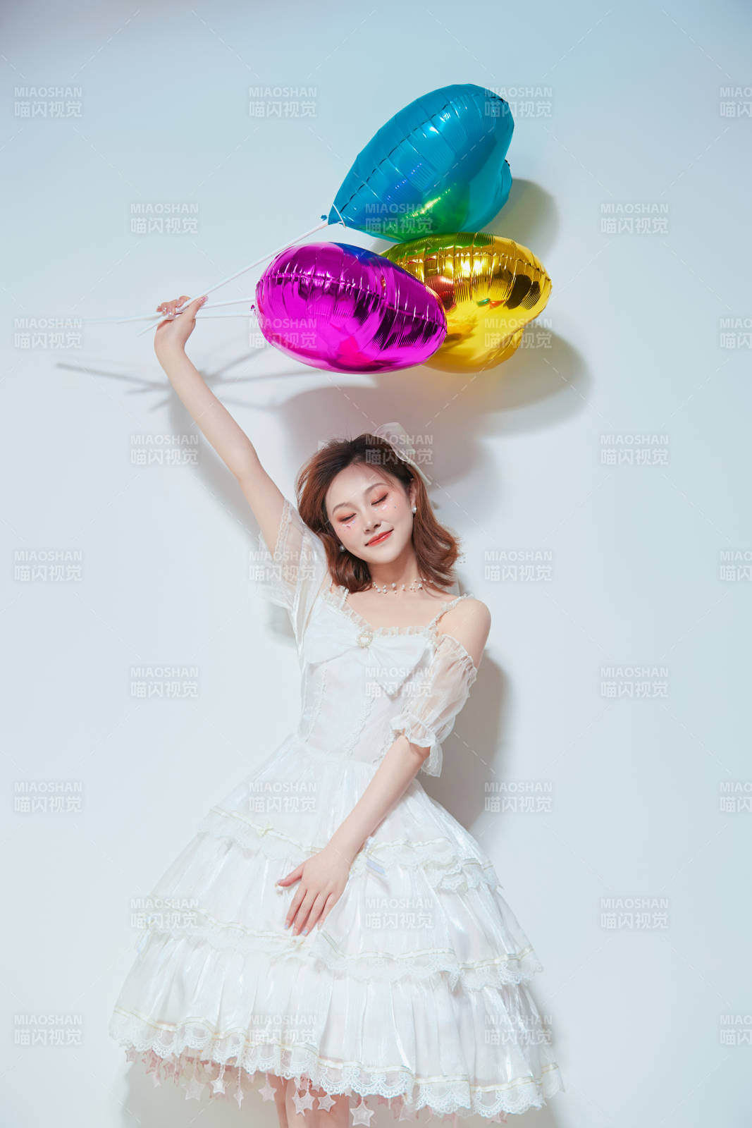 穿著公主裙手拿氣球慶祝生日的亞洲女性