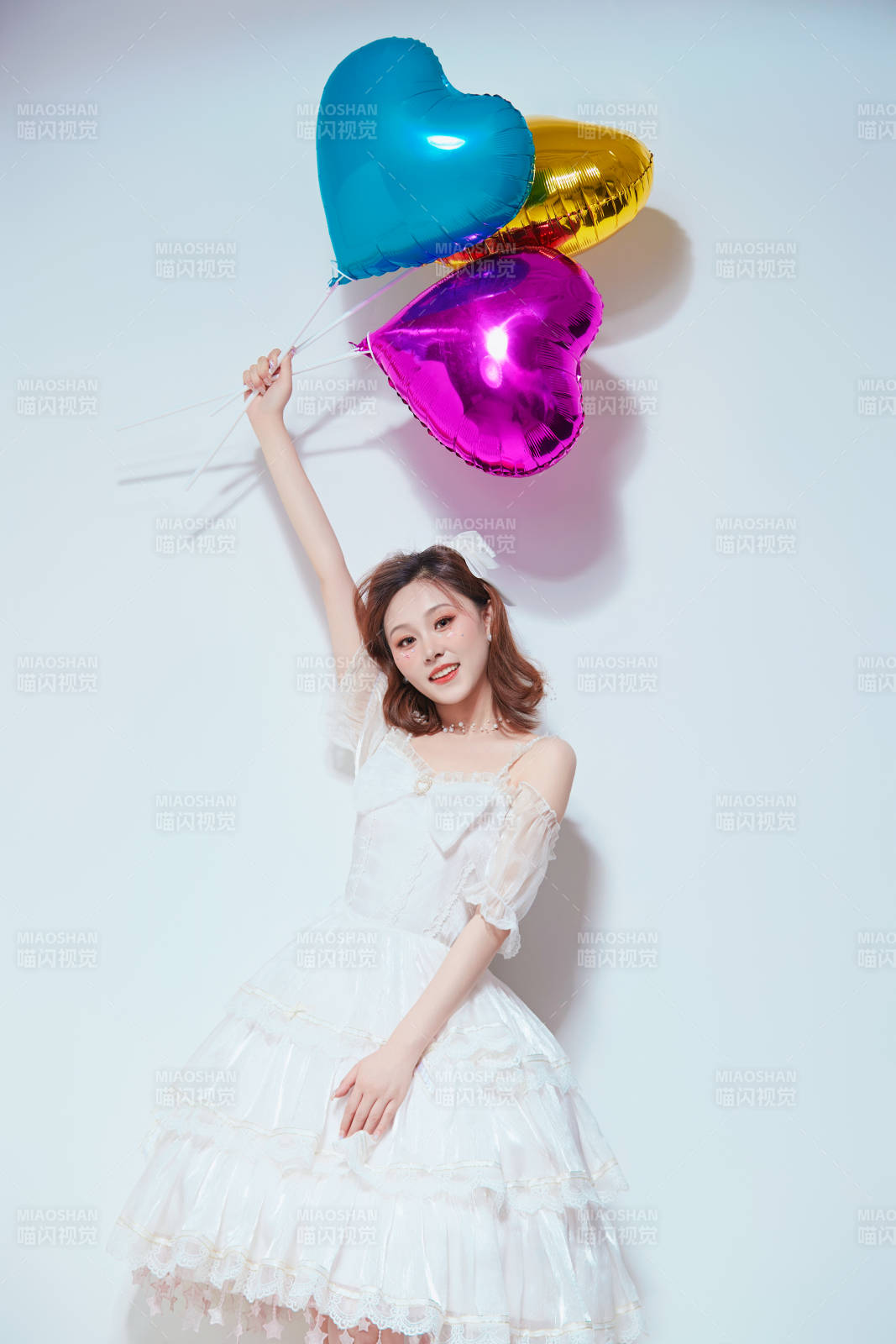 穿着公主裙手拿气球庆祝生日的亚洲女性