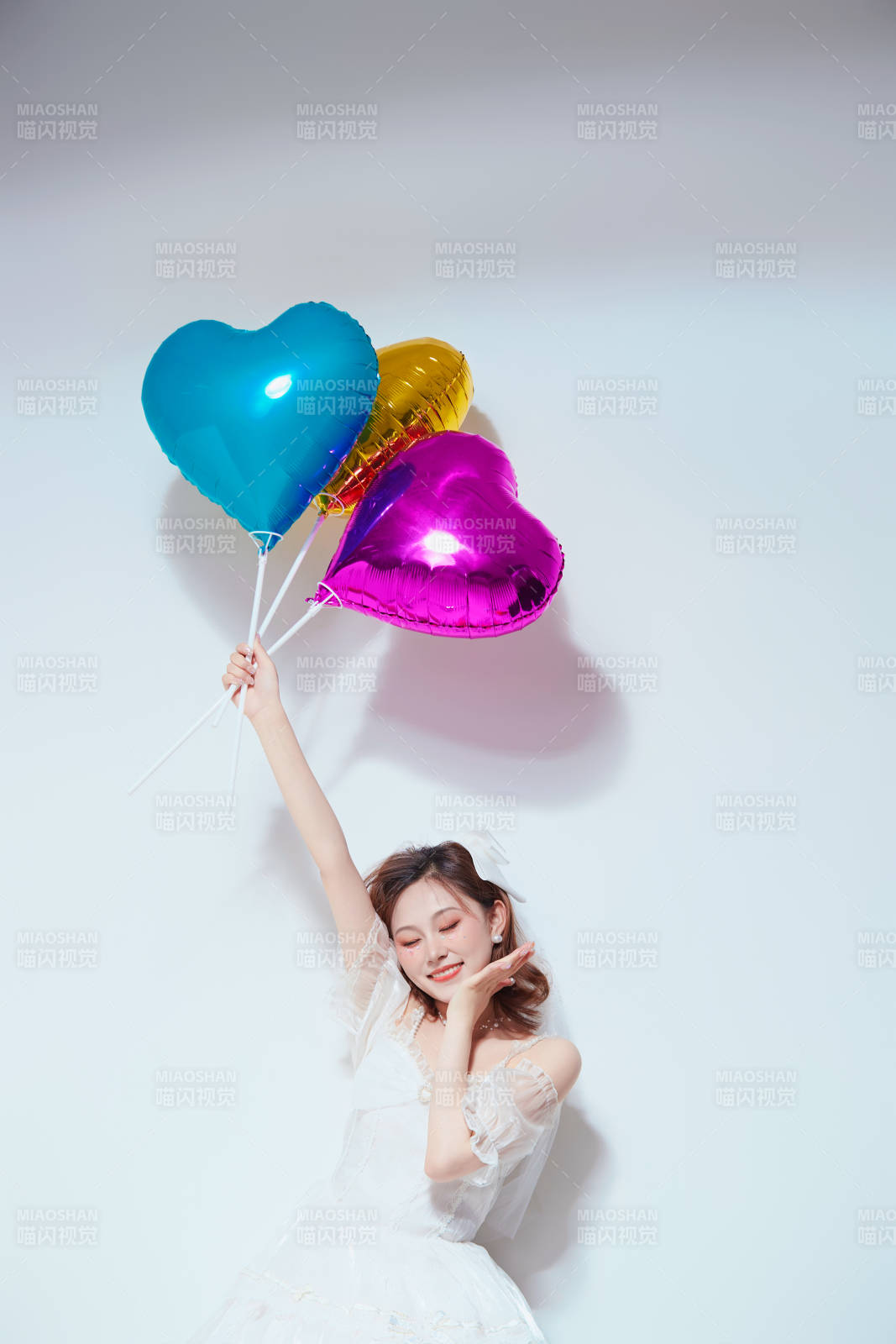 穿著公主裙手拿氣球慶祝生日的亞洲女性