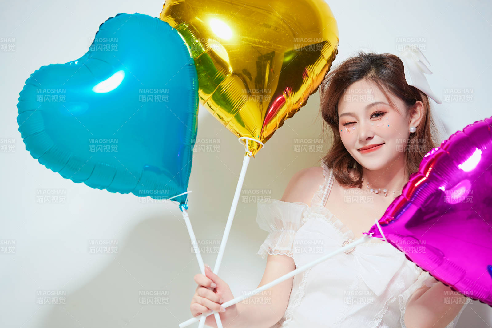 穿著公主裙手拿氣球慶祝生日的亞洲女性