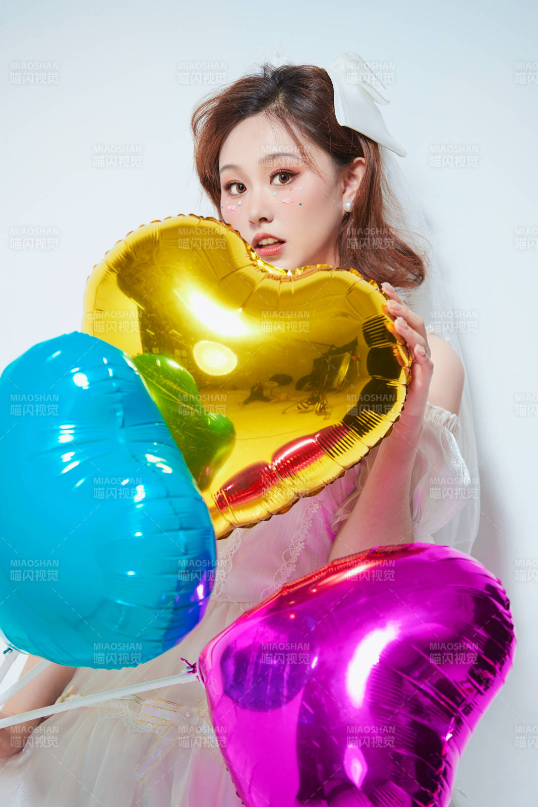 穿著公主裙手拿氣球慶祝生日的亞洲女性