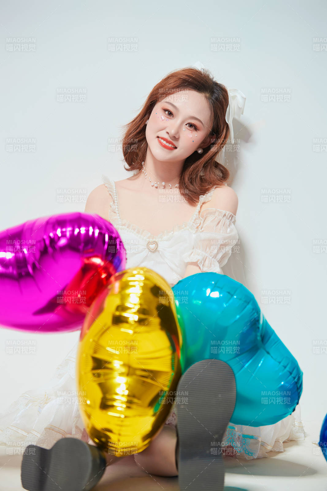 穿著公主裙手拿氣球慶祝生日的亞洲女性