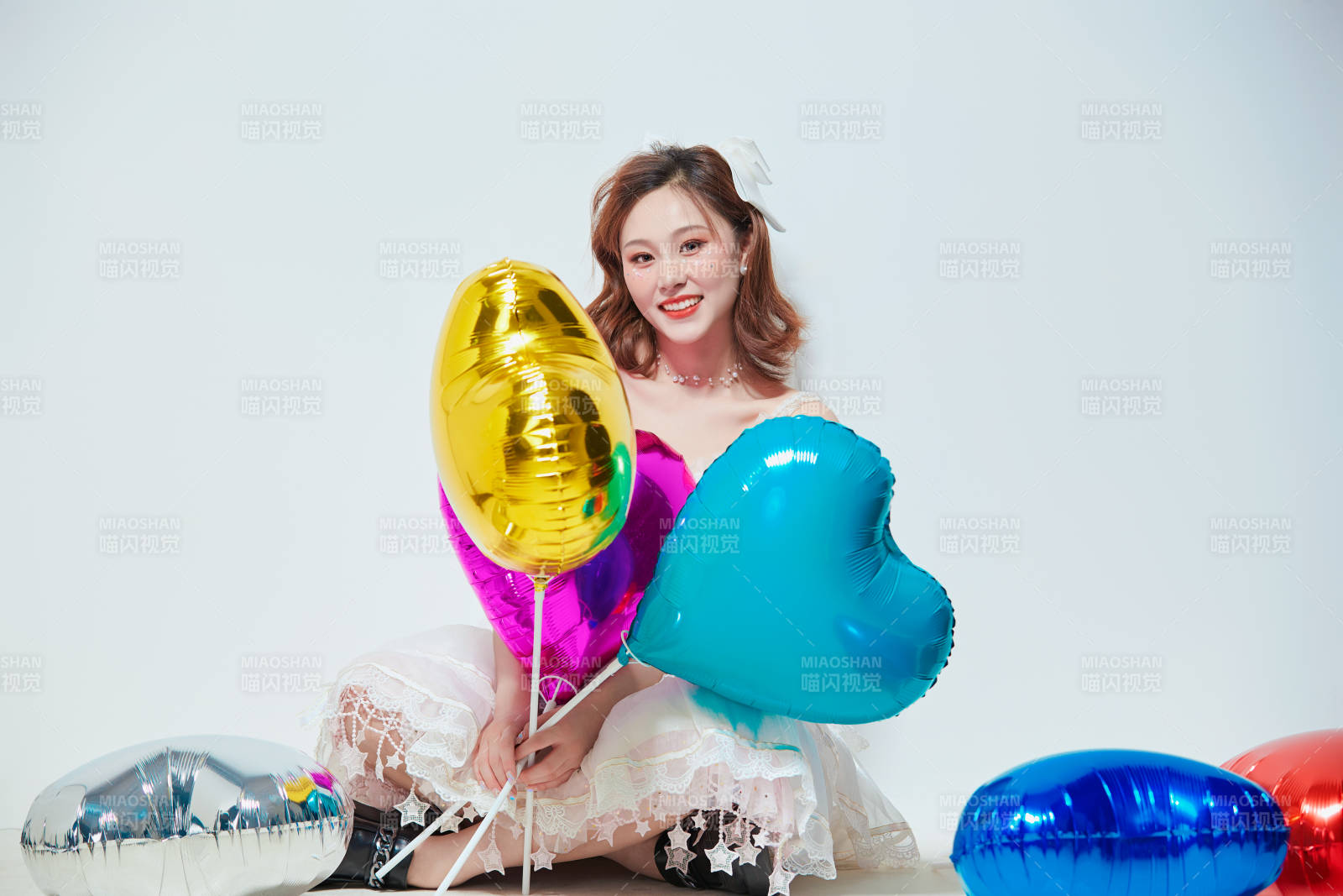 穿著公主裙手拿氣球慶祝生日的亞洲女性