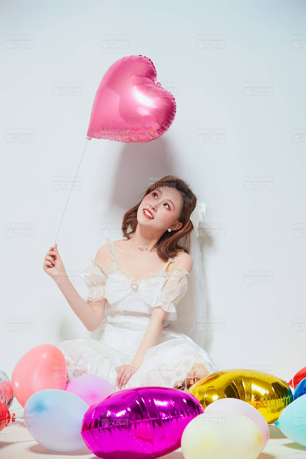 穿著公主裙手拿氣球慶祝生日的亞洲女性