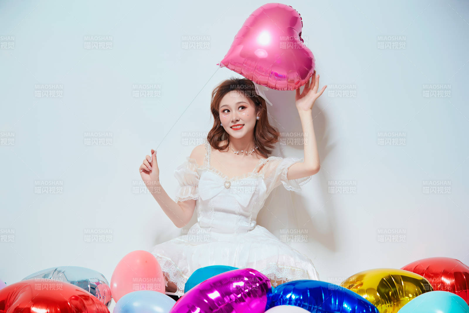 穿著公主裙手拿氣球慶祝生日的亞洲女性