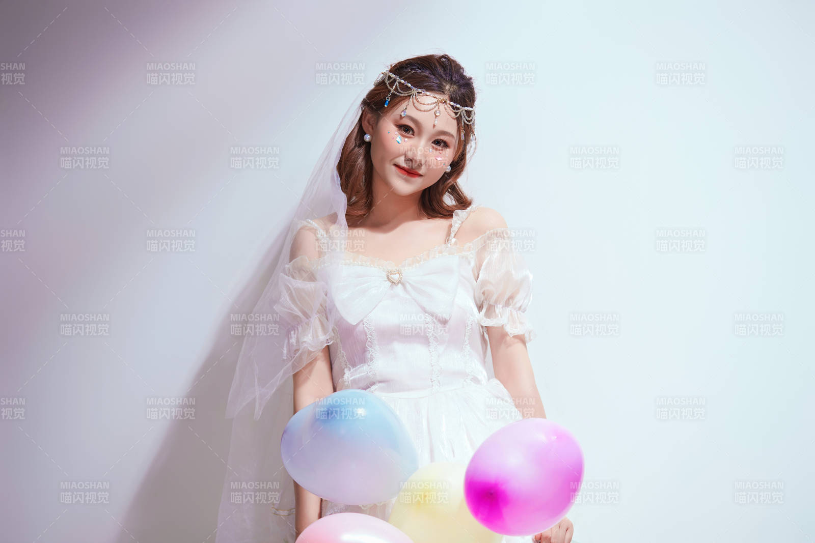 穿著公主裙手拿氣球慶祝生日的亞洲女性