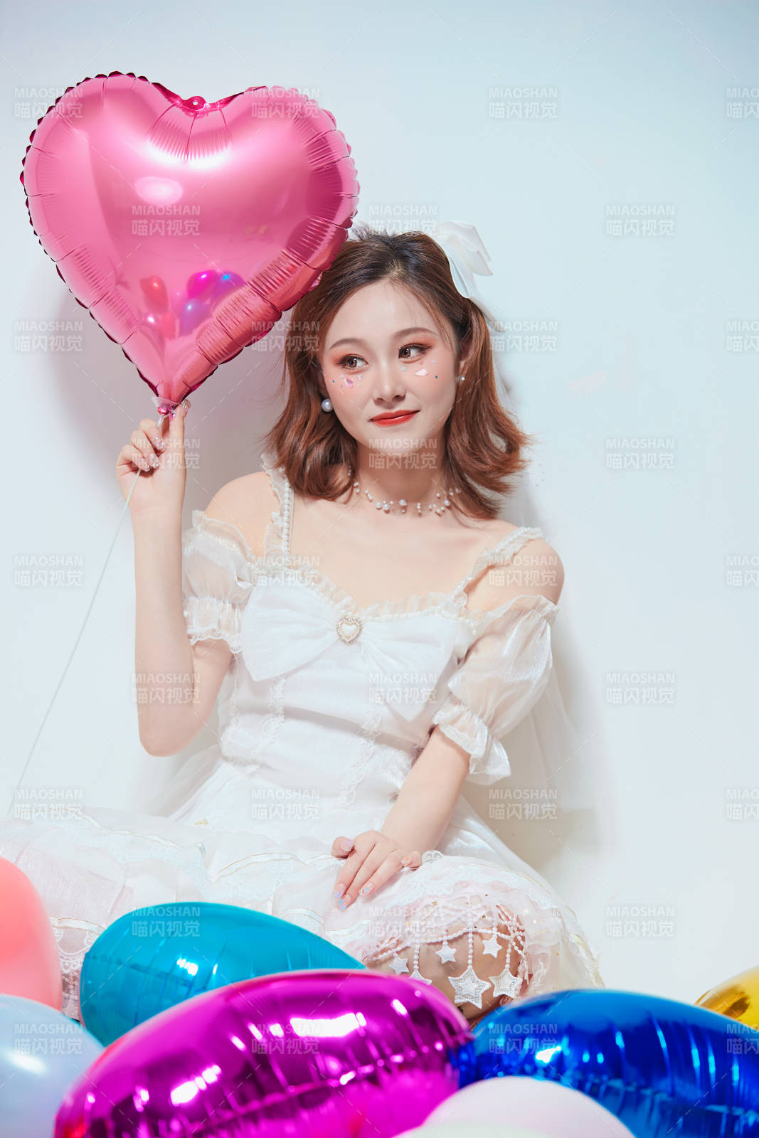 穿著公主裙手拿氣球慶祝生日的亞洲女性