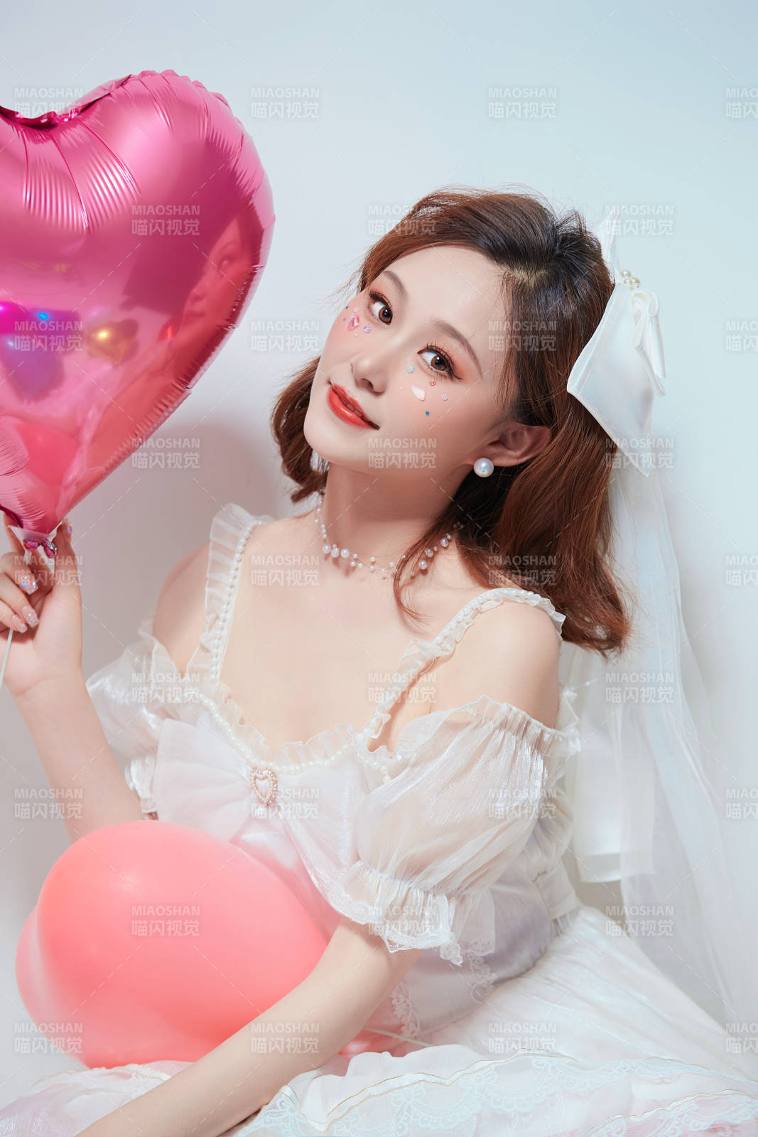 穿著公主裙手拿氣球慶祝生日的亞洲女性