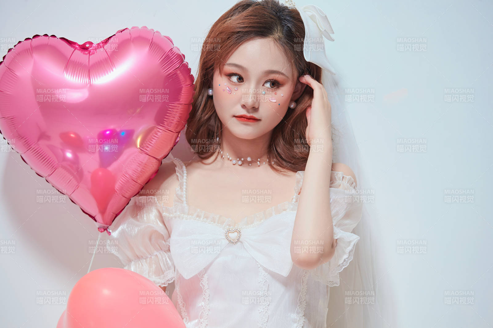 穿著公主裙手拿氣球慶祝生日的亞洲女性