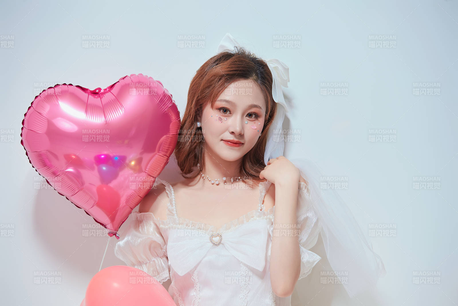 穿著公主裙手拿氣球慶祝生日的亞洲女性