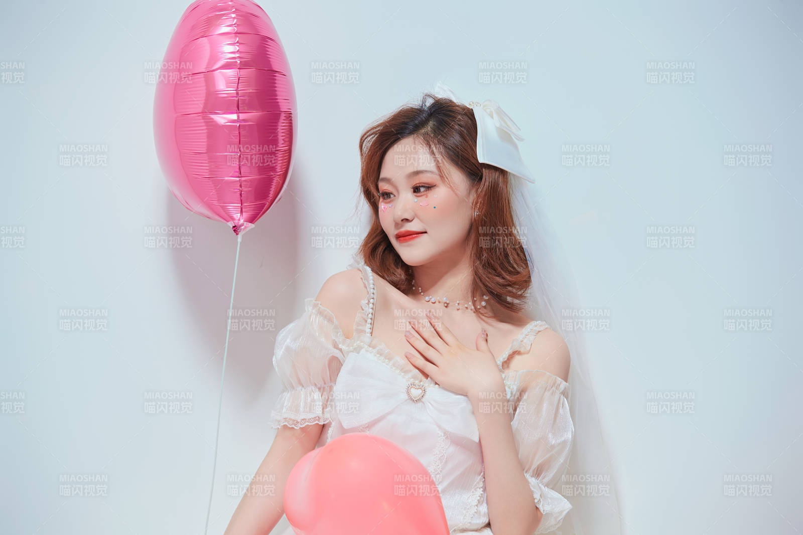 穿著公主裙手拿氣球慶祝生日的亞洲女性