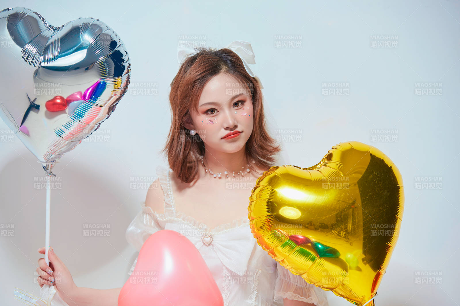 穿著公主裙手拿氣球慶祝生日的亞洲女性