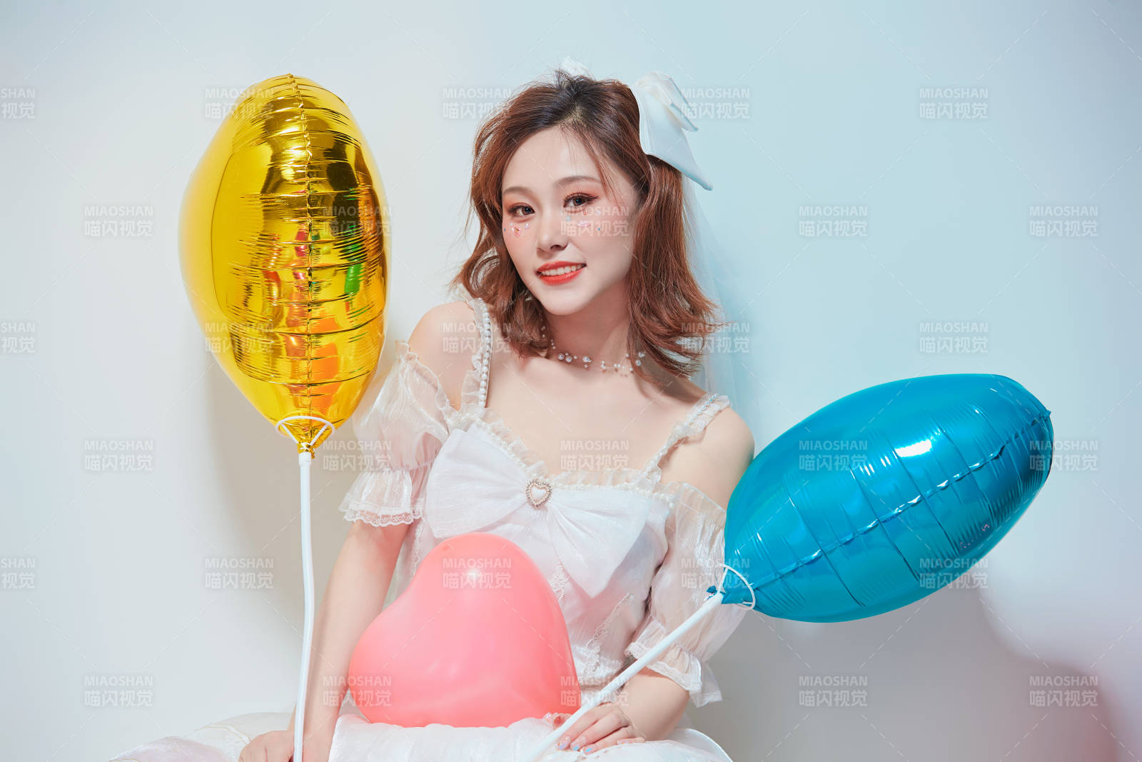 穿著公主裙手拿氣球慶祝生日的亞洲女性