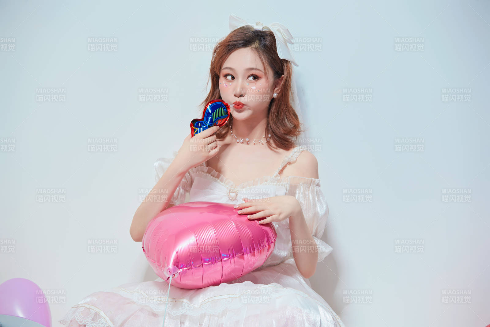 穿著公主裙手拿氣球慶祝生日的亞洲女性