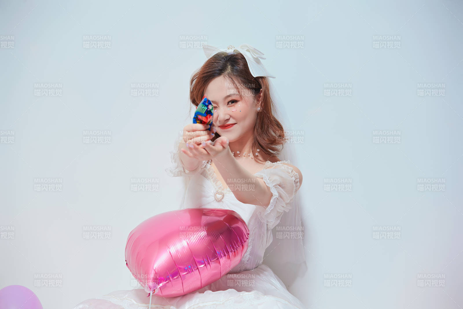 穿著公主裙手拿氣球慶祝生日的亞洲女性