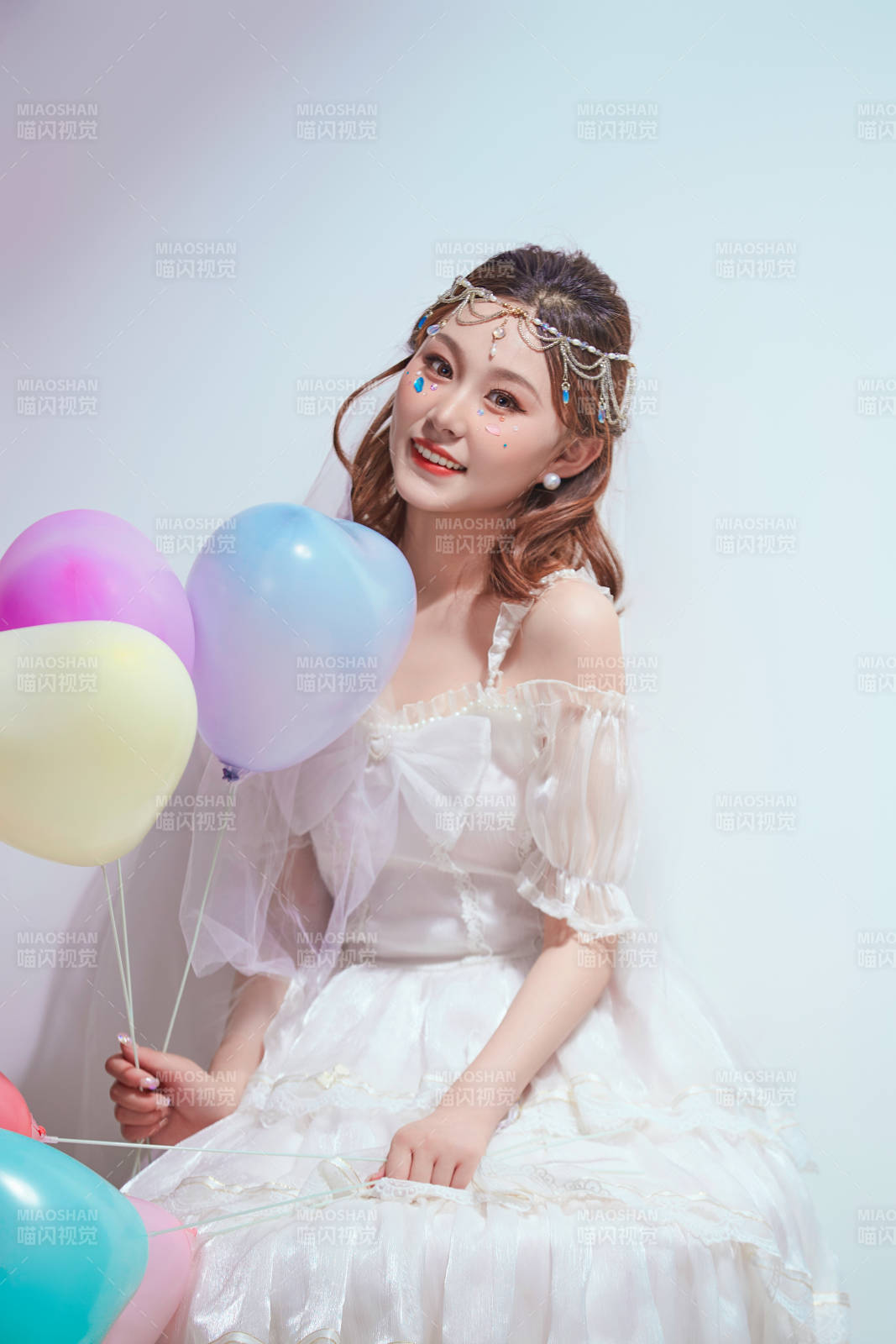 穿著公主裙手拿氣球慶祝生日的亞洲女性