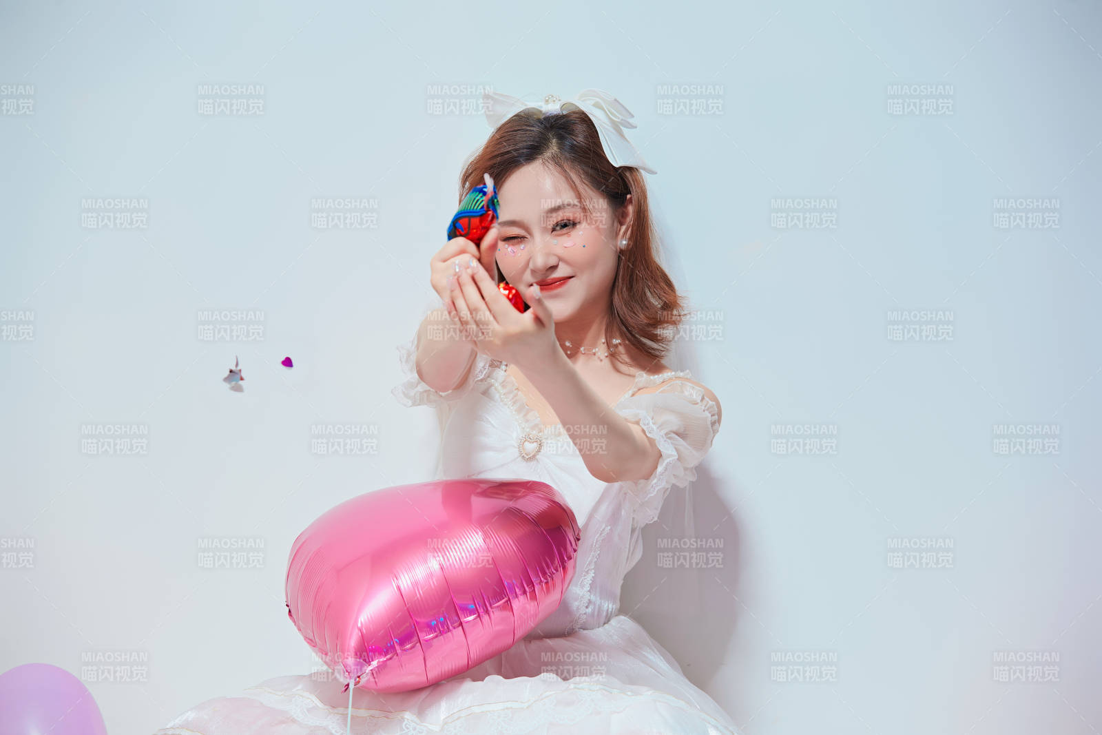 穿著公主裙手拿氣球慶祝生日的亞洲女性