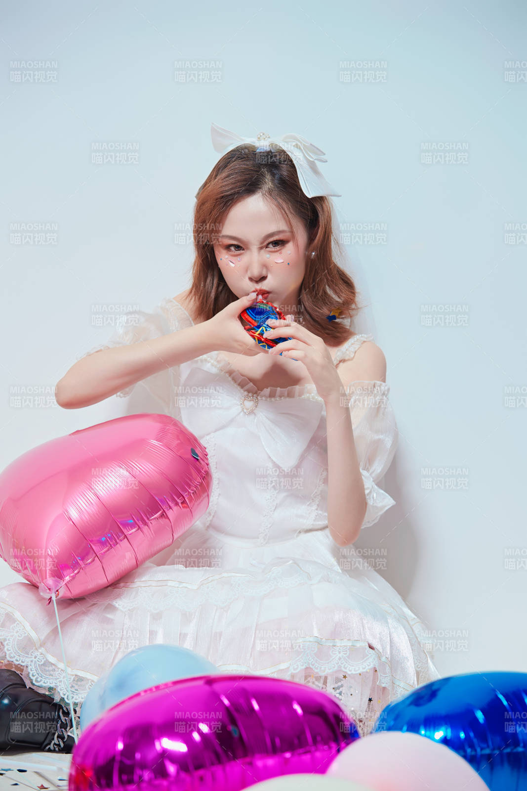 穿著公主裙手拿氣球慶祝生日的亞洲女性