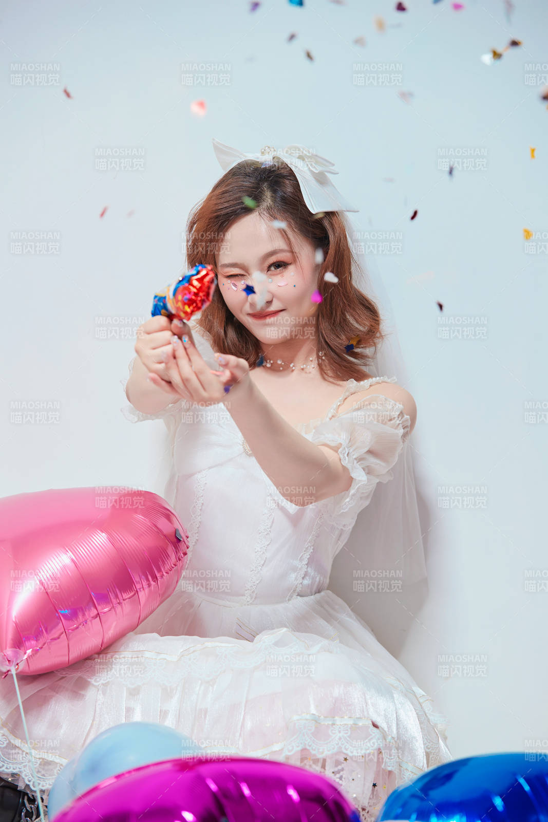 穿著公主裙手拿氣球慶祝生日的亞洲女性