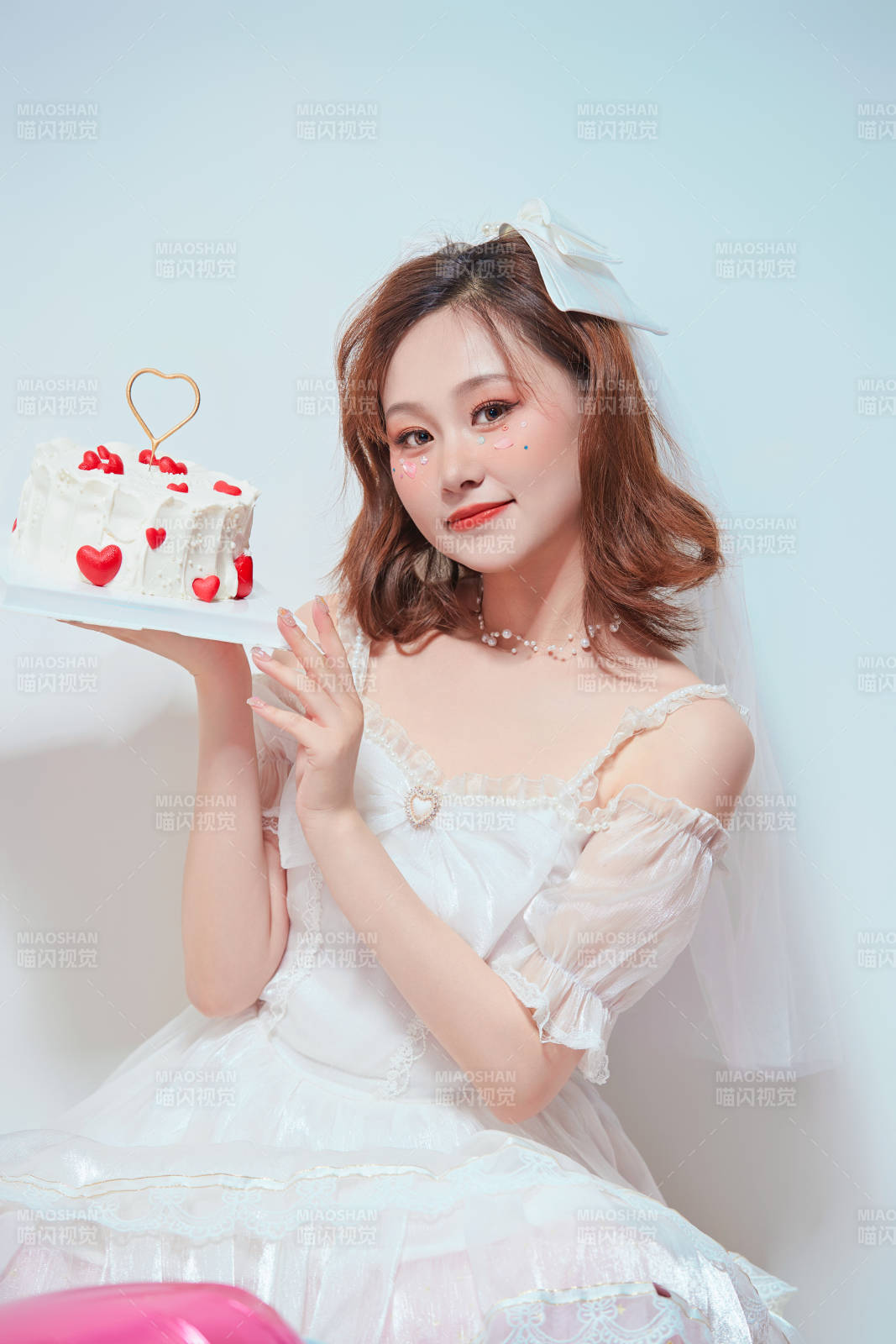 穿著公主裙手捧蛋糕慶祝生日的亞洲女性