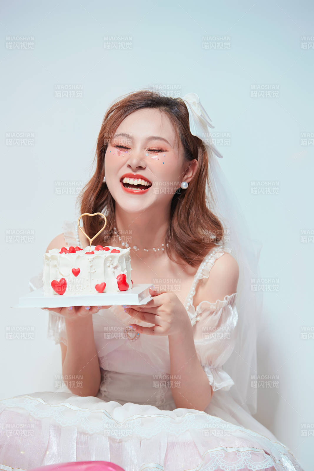 穿著公主裙手捧蛋糕慶祝生日的亞洲女性