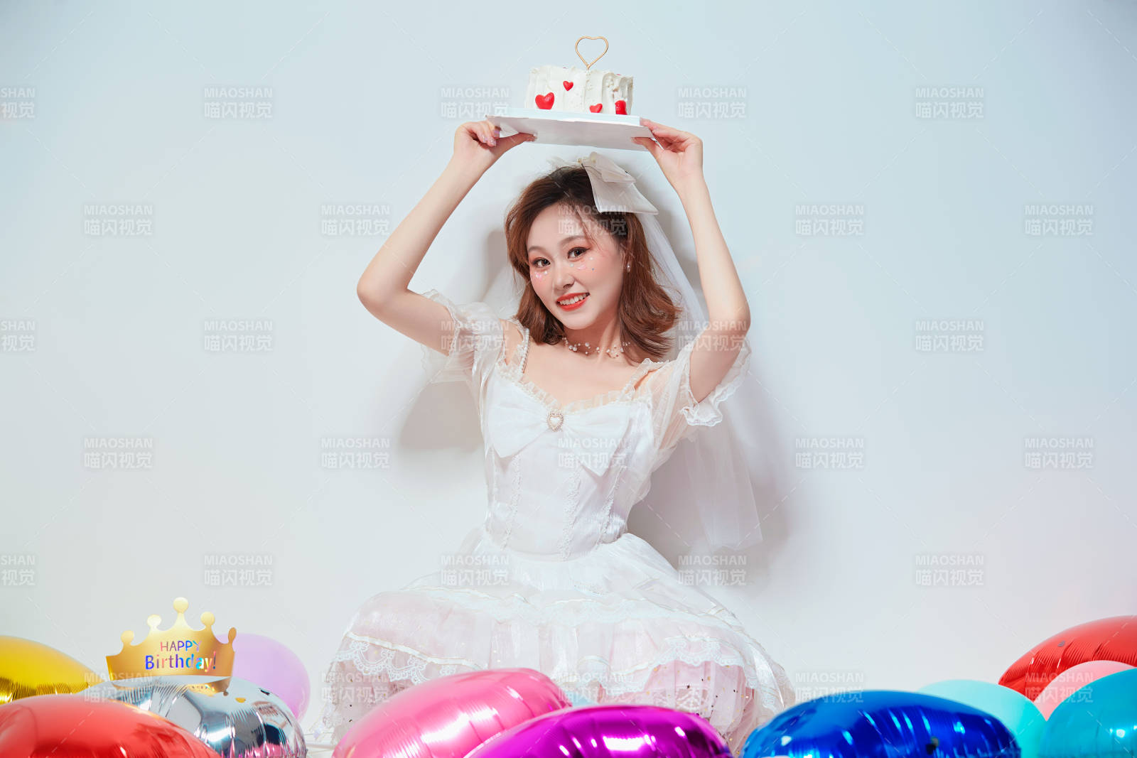 穿著公主裙手捧蛋糕慶祝生日的亞洲女性
