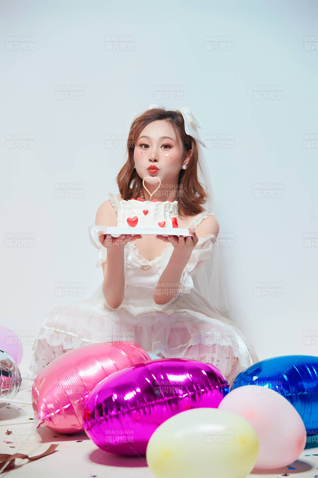 穿著公主裙手捧蛋糕慶祝生日的亞洲女性