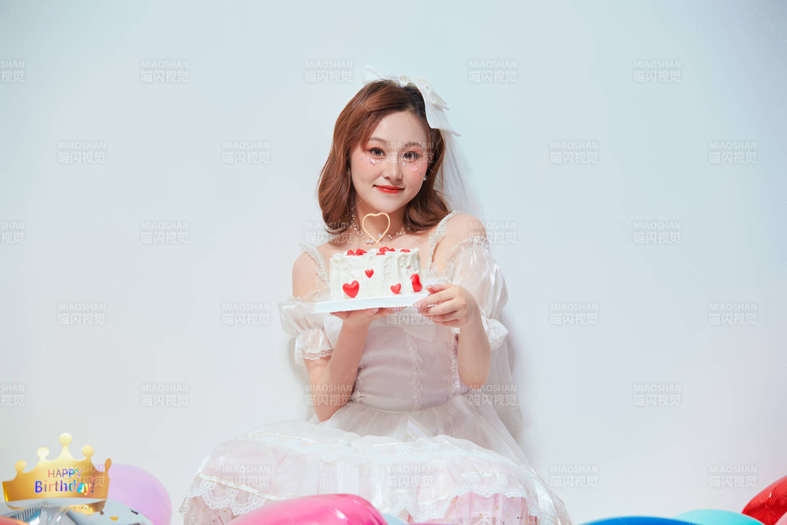 穿著公主裙手捧蛋糕慶祝生日的亞洲女性