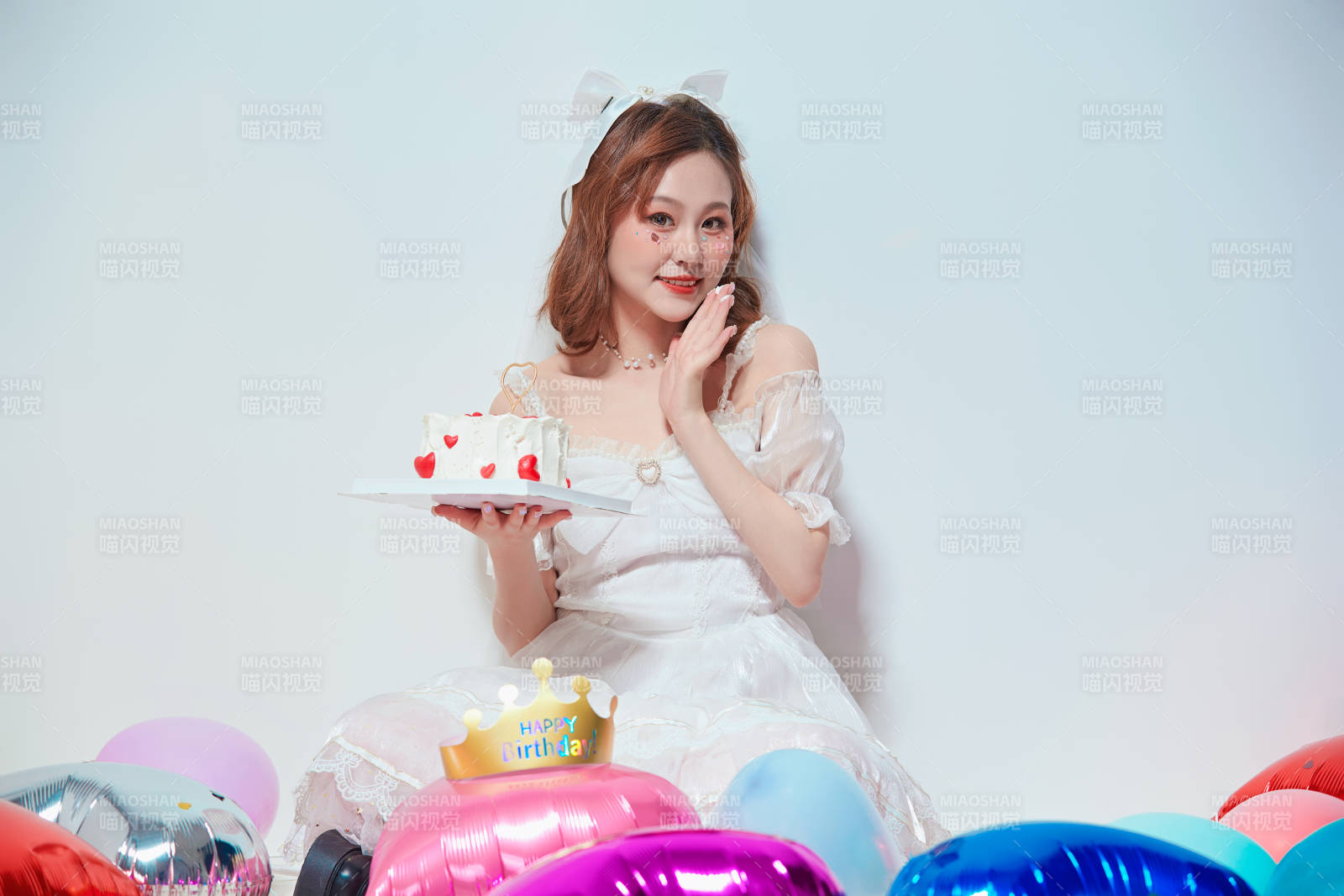 穿著公主裙手捧蛋糕慶祝生日的亞洲女性